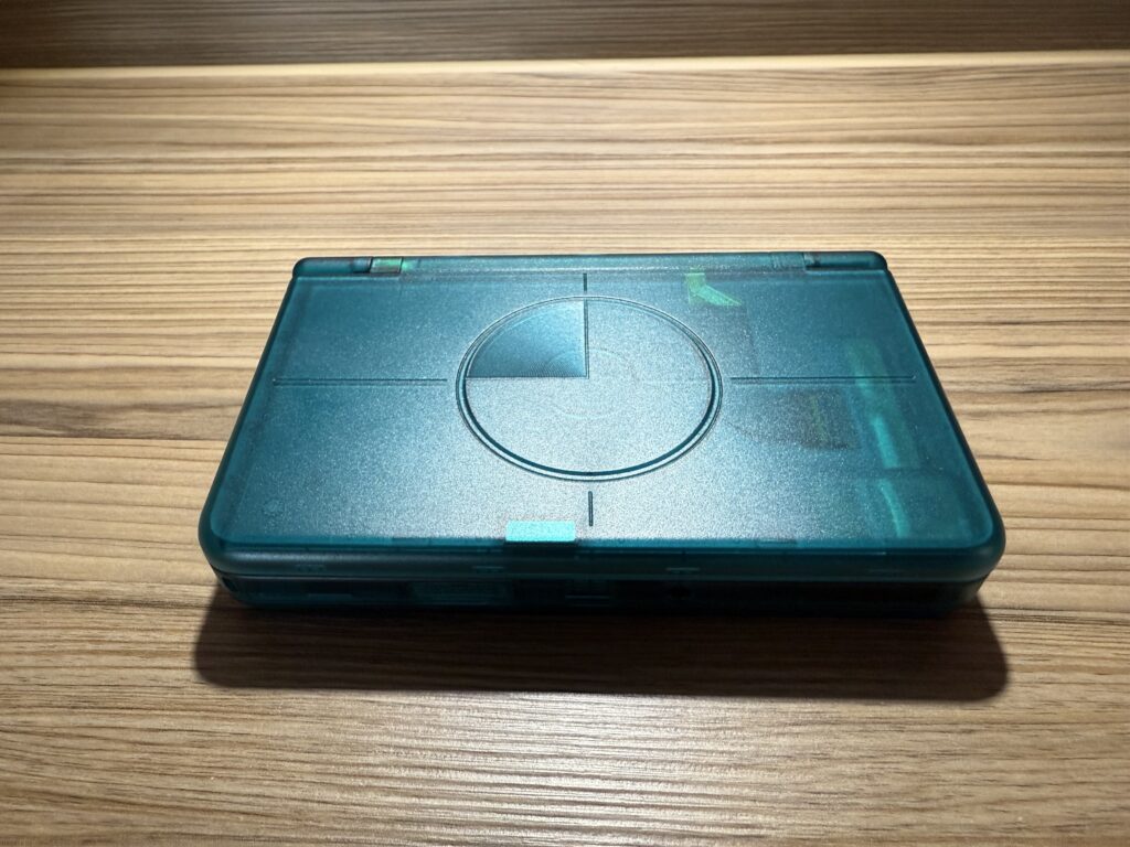 Front facing image of the Retroid Pocket Flip 2, closed lid, including design on the read of the lid.